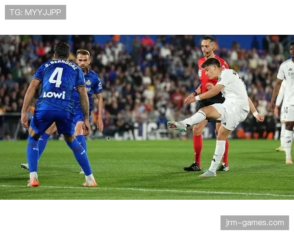 卡马文加盘带闪耀助球队逆转，状态回暖引热议