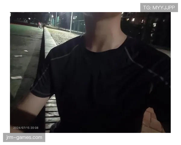 韦少凌晨开豪车还带着狗，普通人这夜生活都打不到影子